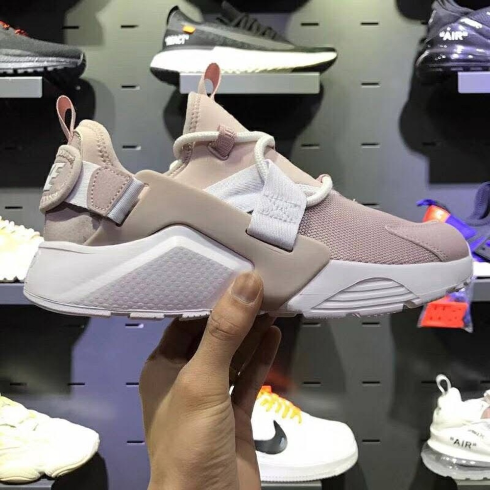 Size 8 RARE 200+ Nike women’s huarache city low.